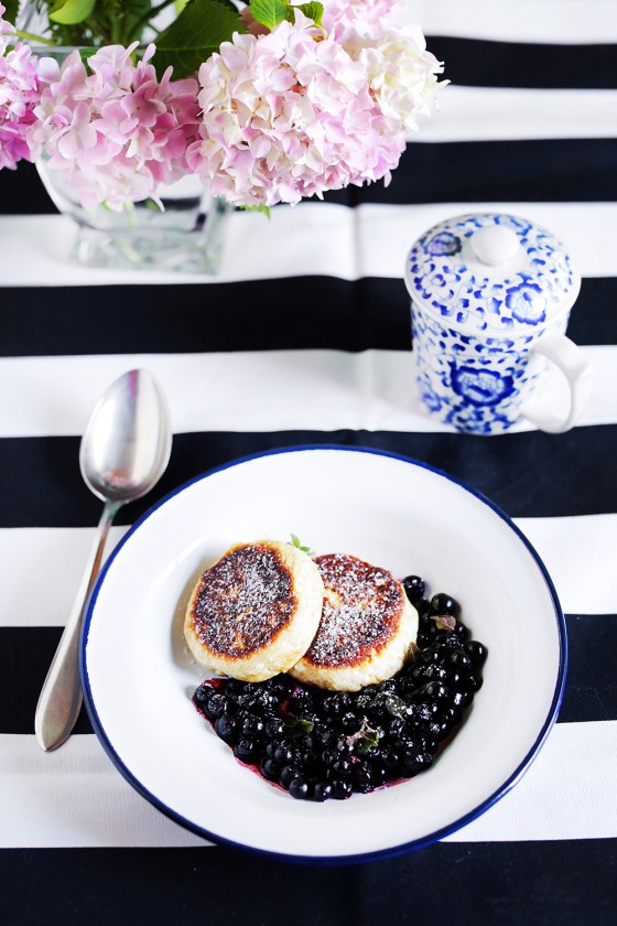 Ruski_syrniki_flambirane_borovnice_food_styling