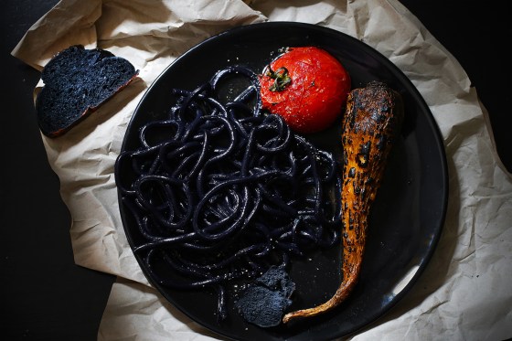 udon_noodles_black_halloween_food_styling